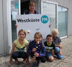 Magda, Emilia, Levin und Lasse mit Lehrerin Andrea Broecker