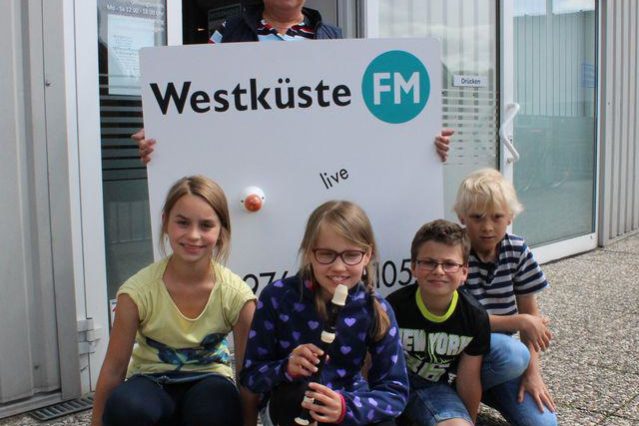 Magda, Emilia, Levin und Lasse mit Lehrerin Andrea Broecker Magda, Emilia, Levin und Lasse mit Lehrerin Andrea Broecker