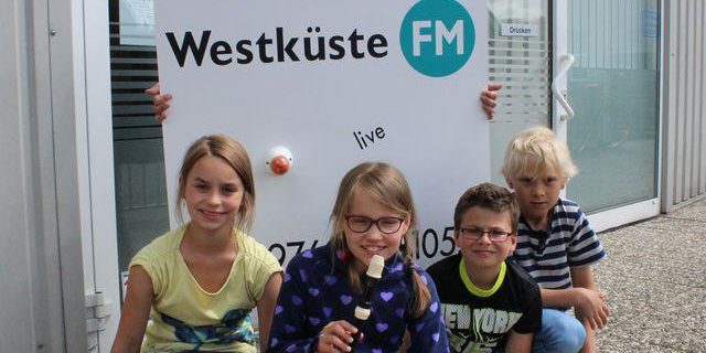Magda, Emilia, Levin und Lasse mit Lehrerin Andrea Broecker