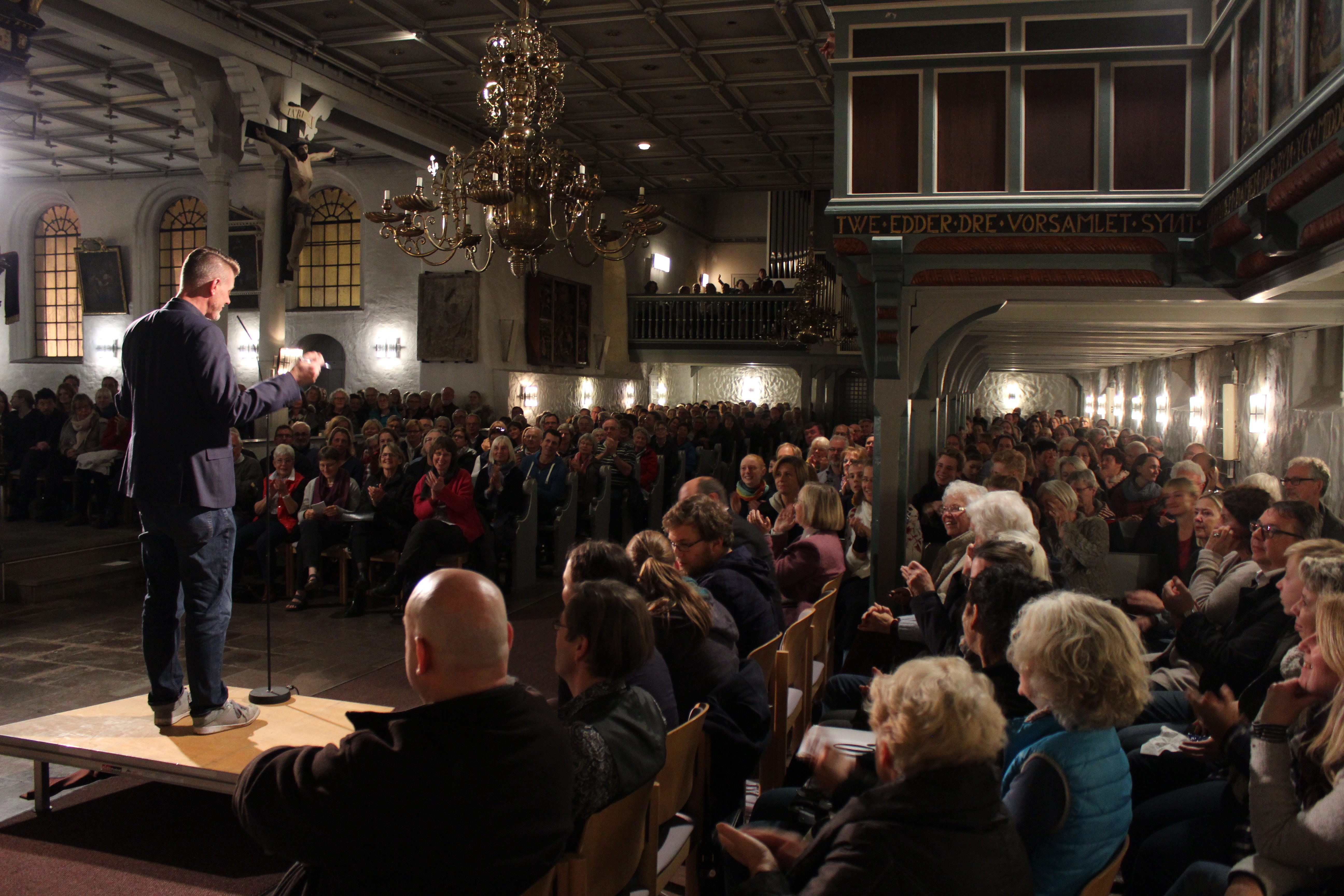 Moderator Björn Högdals in der St. Jürgen Kirche in Heide