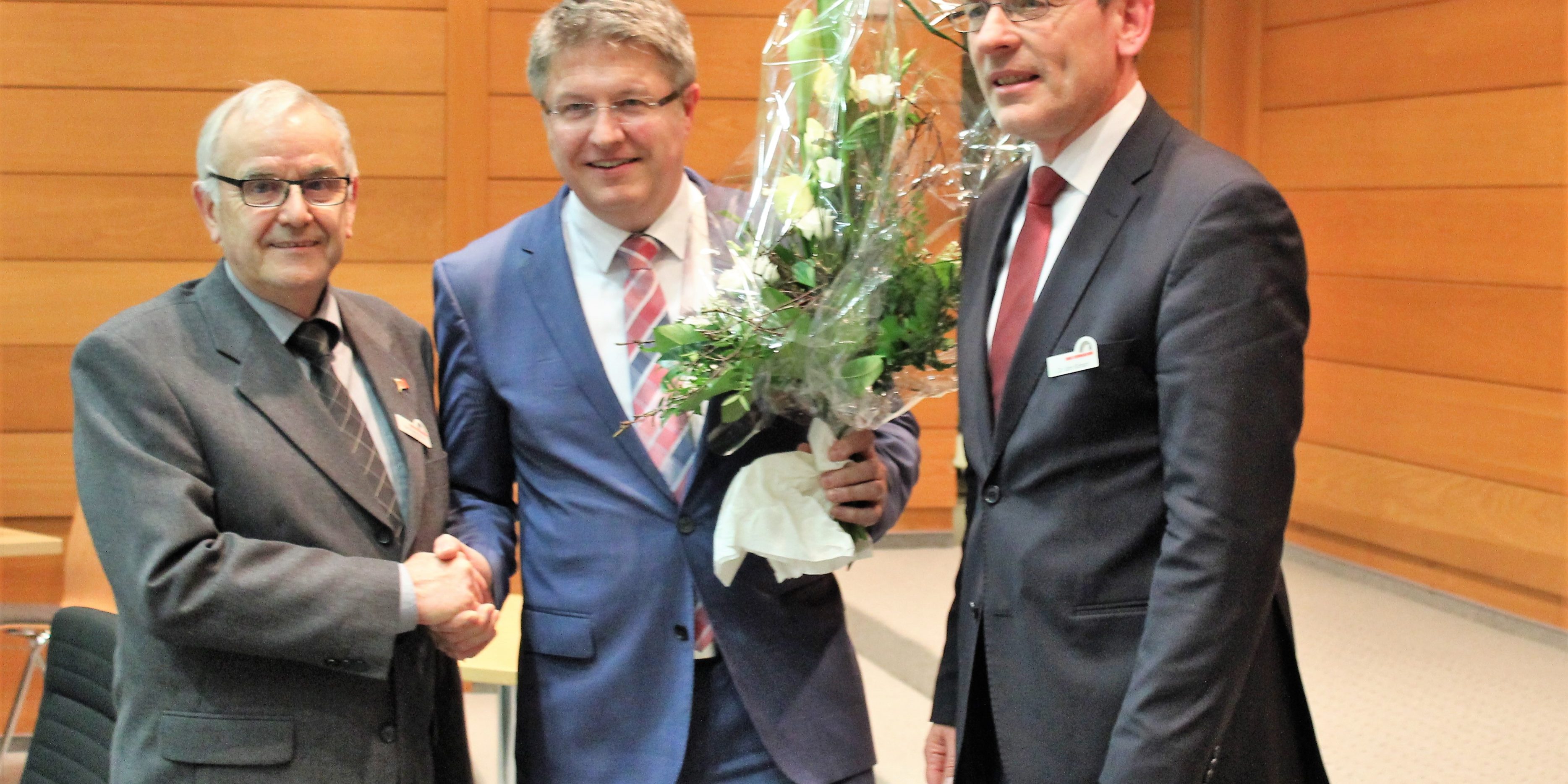 Stefan Mohrdieck (Mitte) wird Nachfolger von Landrat Dr. Jörn KLimant (rechts). Kreispräsident Hans-Harald Böttger gratuliert dem Gewinner. Foto Guballa