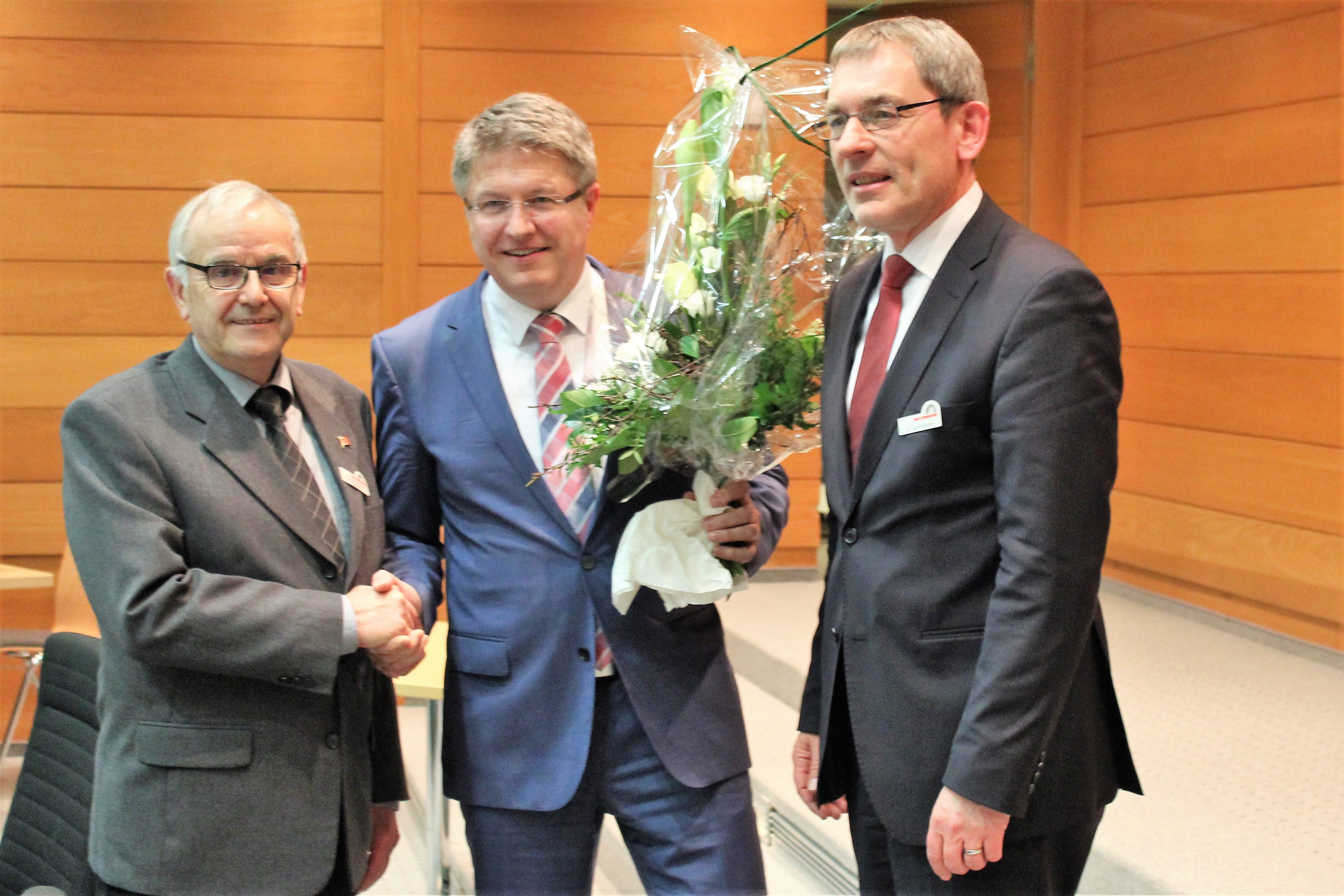 Stefan Mohrdieck (Mitte) wird Nachfolger von Landrat Dr. Jörn KLimant (rechts) Stefan Mohrdieck (Mitte) wird Nachfolger von Landrat Dr. Jörn KLimant (rechts). Kreispräsident Hans-Harald Böttger gratuliert dem Gewinner. Foto Guballa