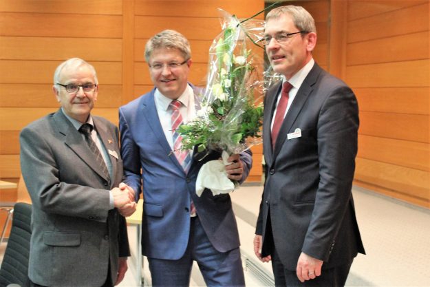 Stefan Mohrdieck (Mitte) wird Nachfolger von Landrat Dr. Jörn KLimant (rechts). Kreispräsident Hans-Harald Böttger gratuliert dem Gewinner. Foto Guballa