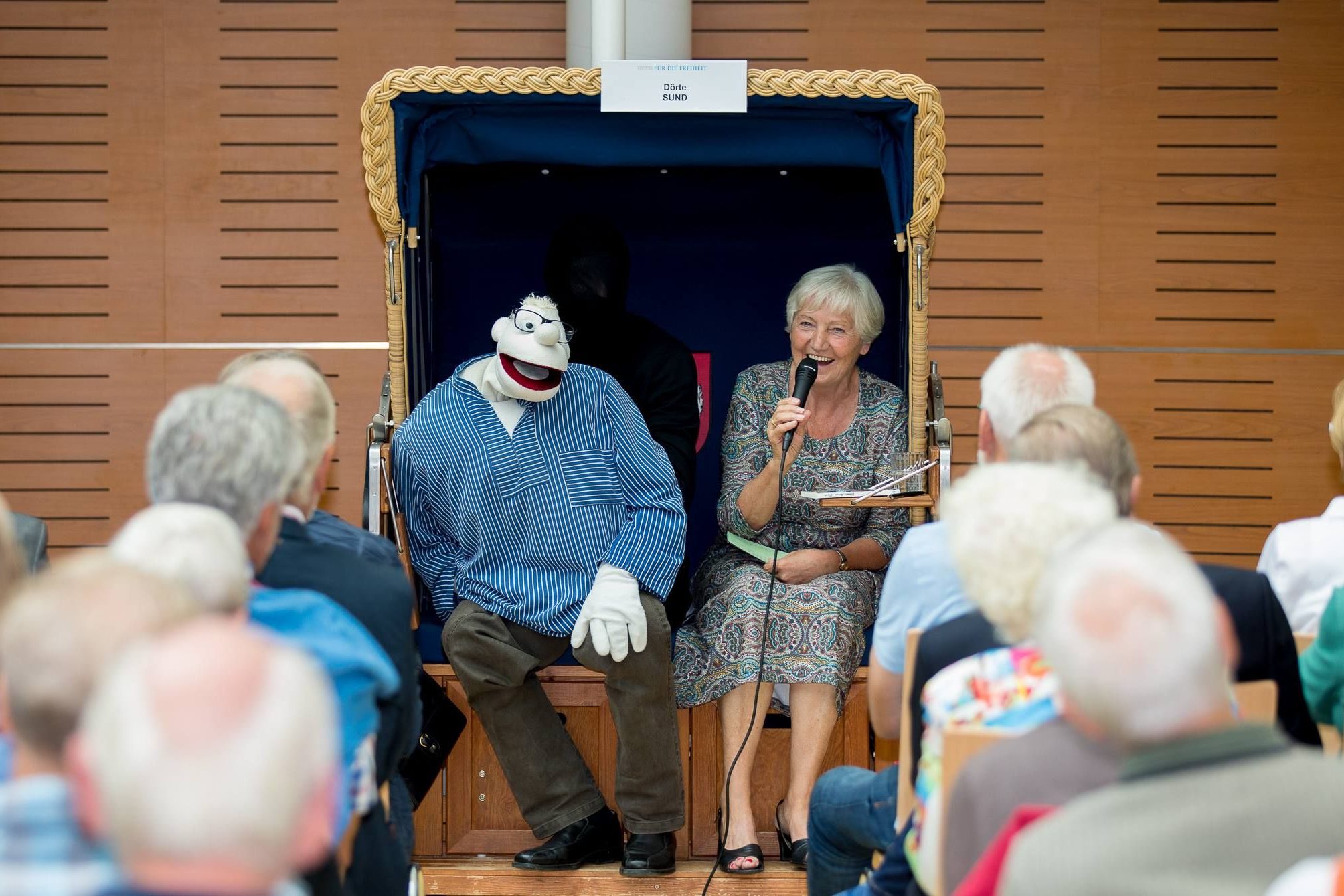 Momsen und Sund Dörte Sund und Werner Momsen im munteren Plausch. Foto Jacobs