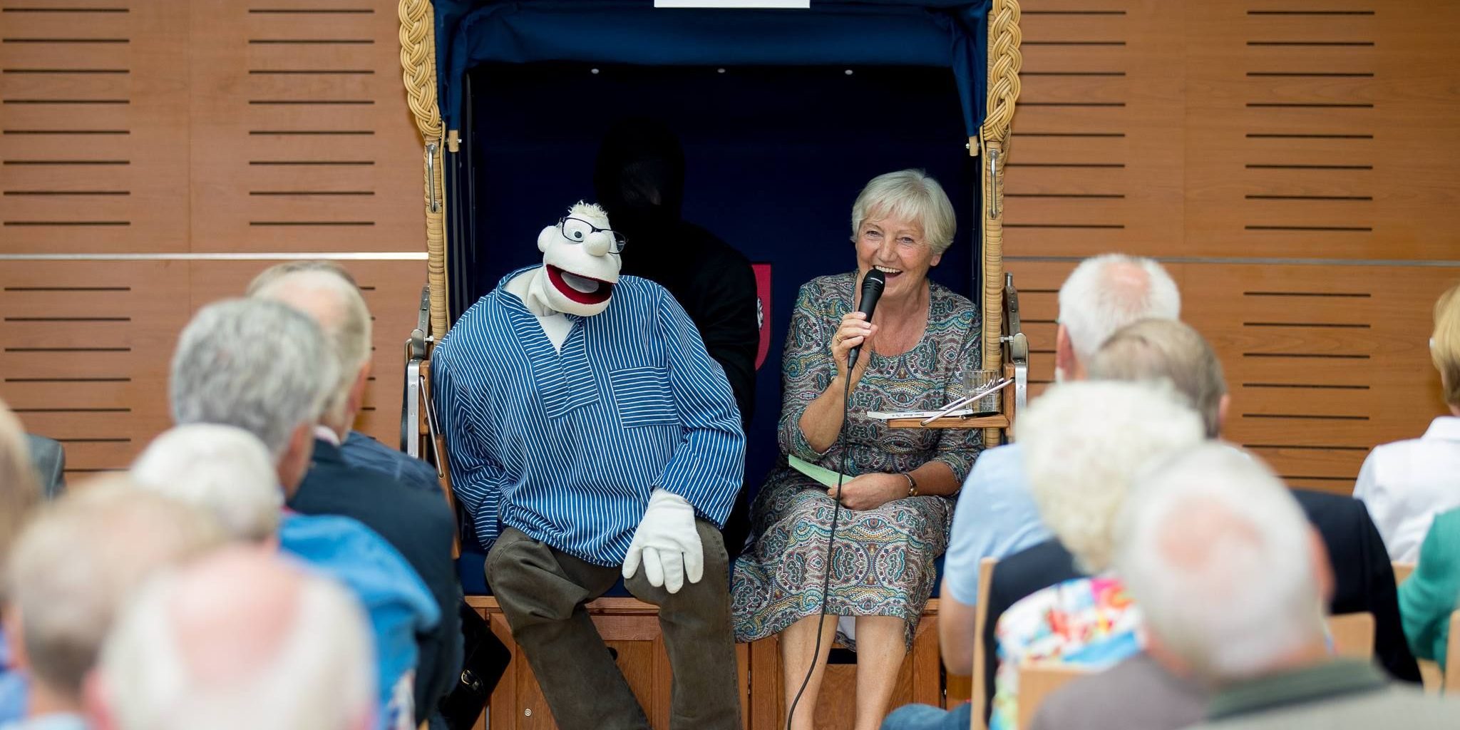 Dörte Sund und Werner Momsen im munteren Plausch. Foto Jacobs