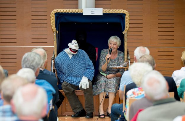 Dörte Sund und Werner Momsen im munteren Plausch. Foto Jacobs