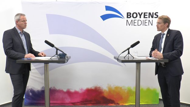 Ministerpräsident Daniel Günther im Interview mit Stefan Carl. Foto: Behrendt