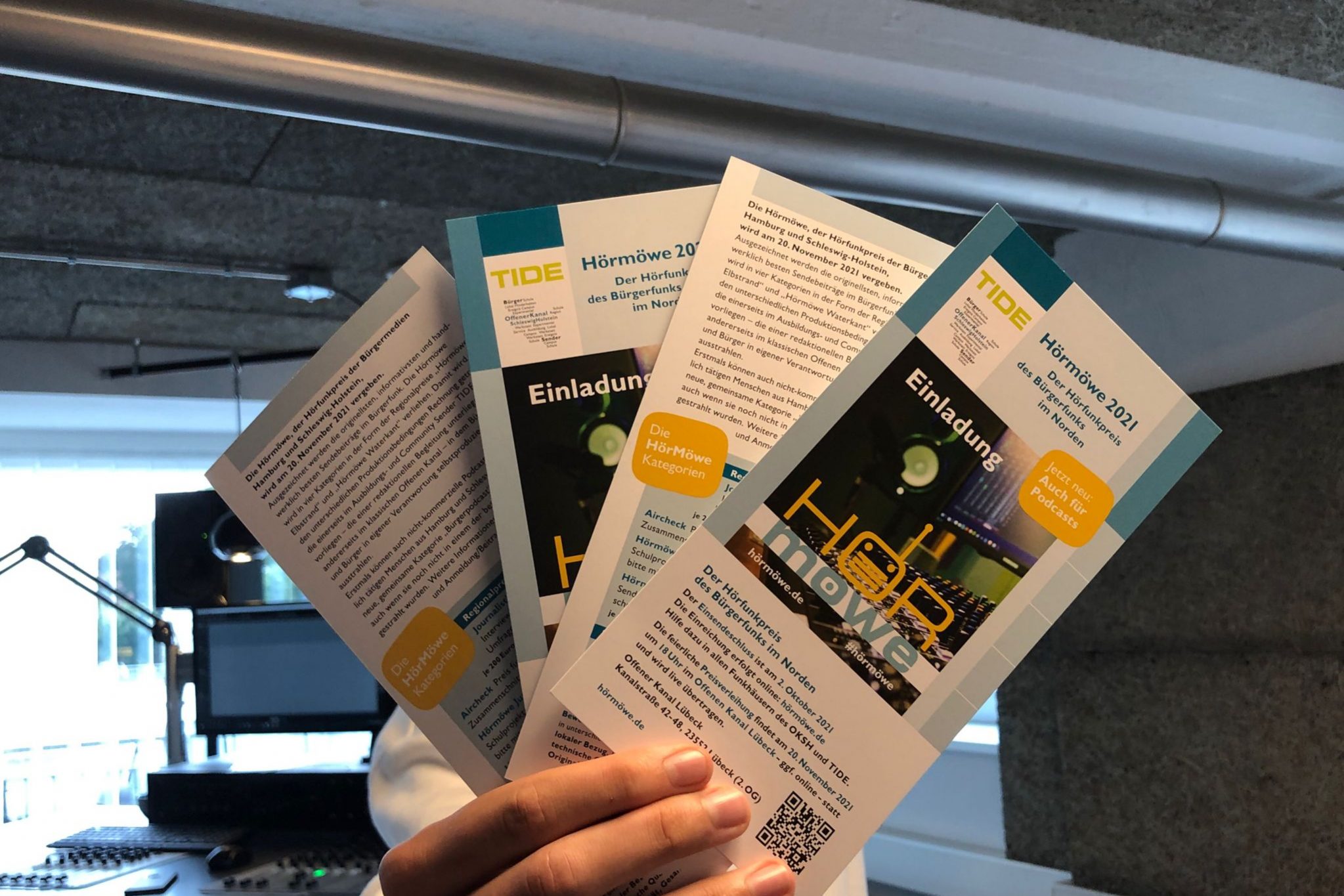 Kjell Kanand Hörmöwe Flyer FSJler Kjell Kanand hält die Hörmöwen Flyer in die Kamera