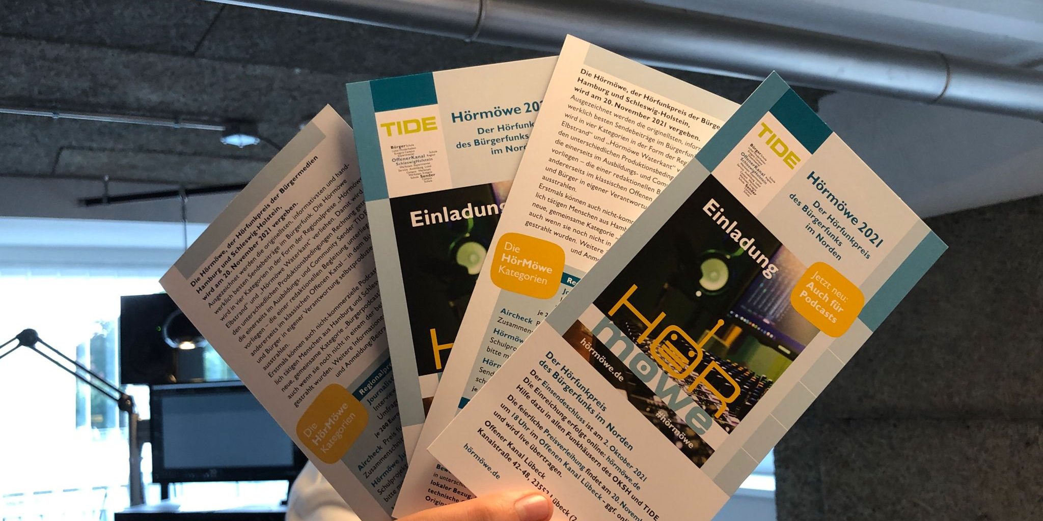 FSJler Kjell Kanand hält die Hörmöwen Flyer in die Kamera