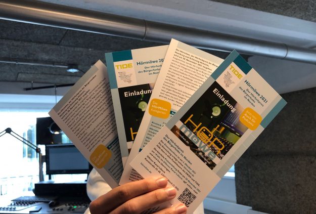 Kjell Kanand Hörmöwe Flyer FSJler Kjell Kanand hält die Hörmöwen Flyer in die Kamera