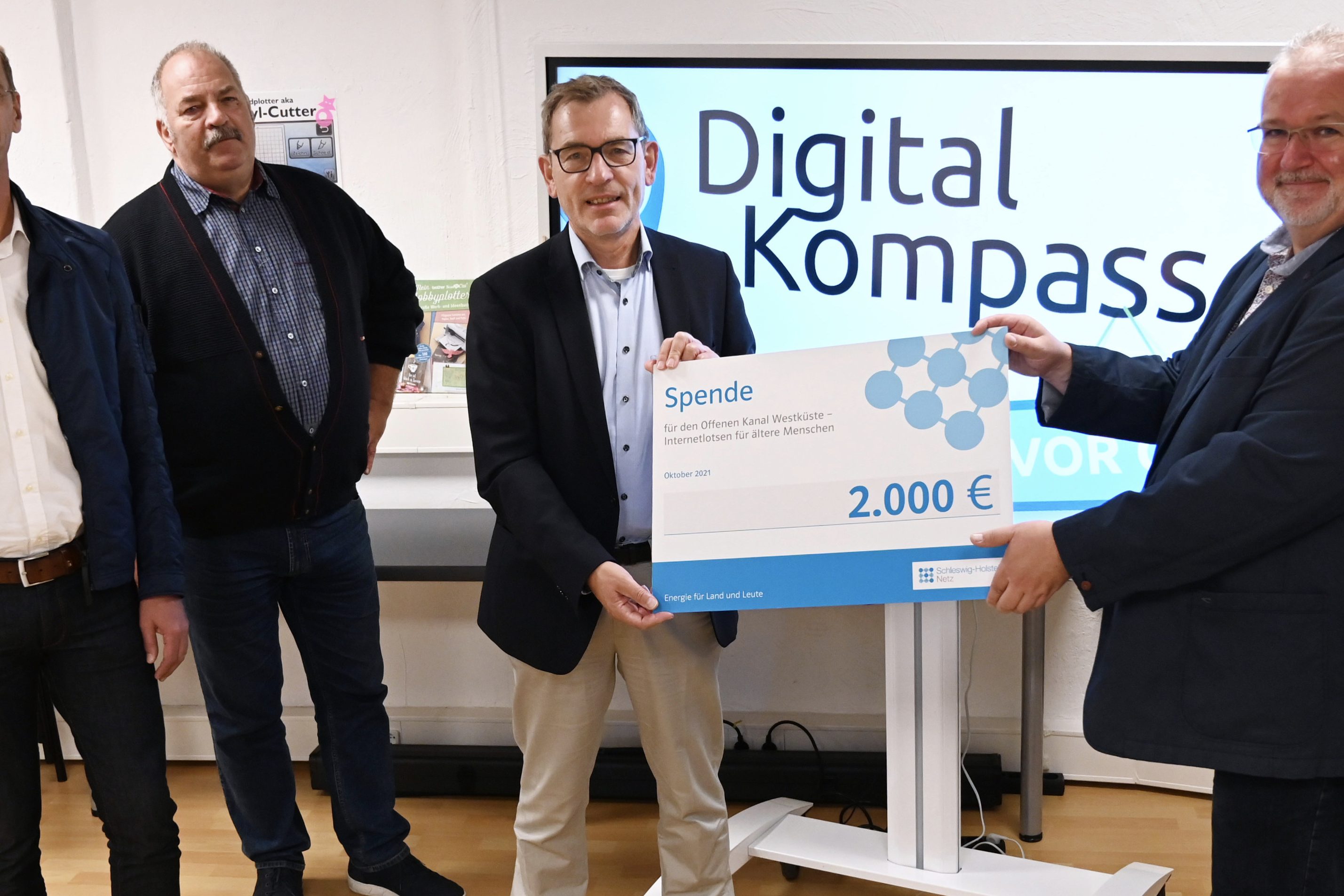 Scheckübergabe SH Netz an Offenen Kanal Westküste