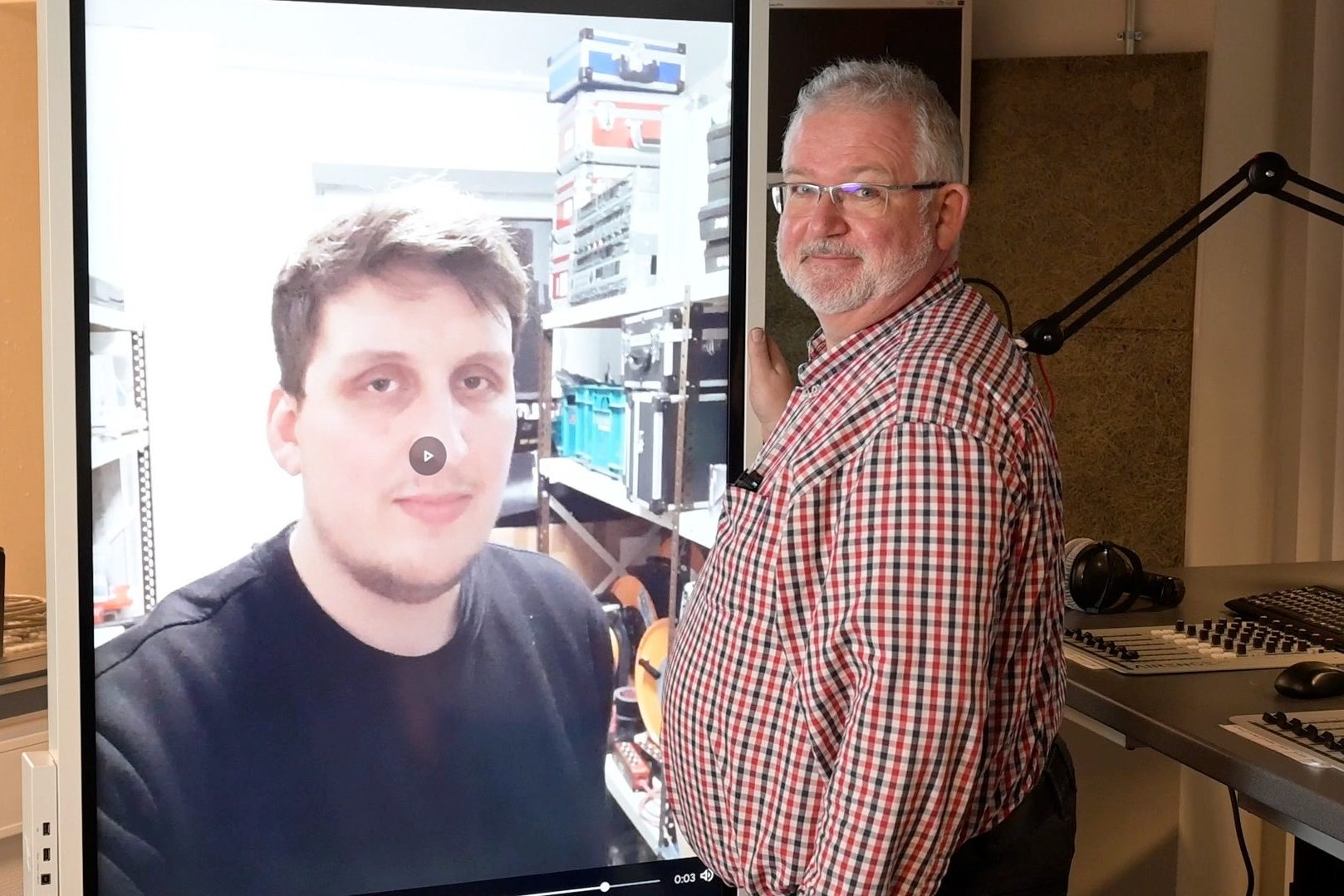 Weihnachtsvideo Andreas Guballa Display Andreas Guballa steht am Touchscreen und wünscht frohe Feiertage