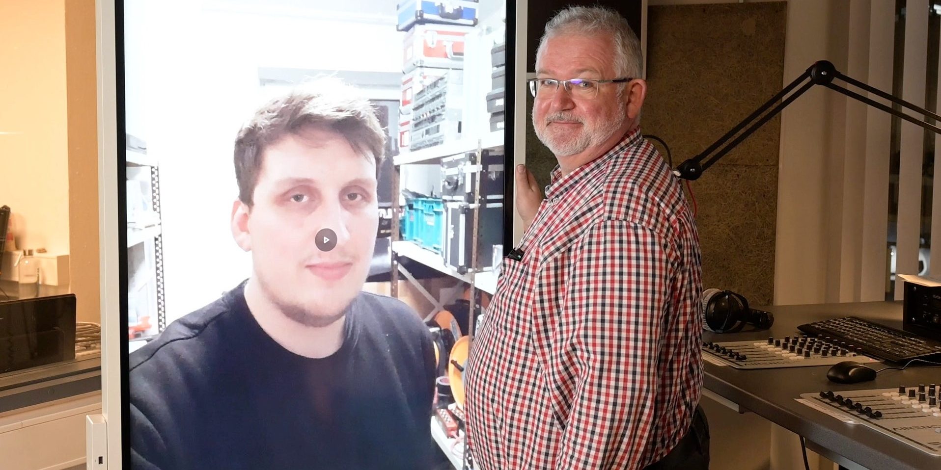 Andreas Guballa steht am Touchscreen und wünscht frohe Feiertage