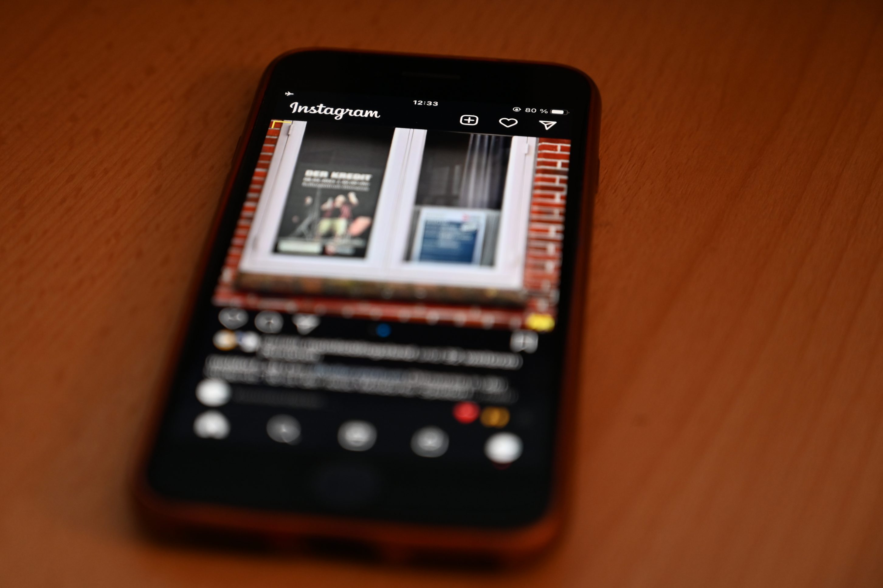 Ein Smartphone mit Instagram Ein Smartphone liegt auf dem Tisch. Die App Instagram ist geöffnet.