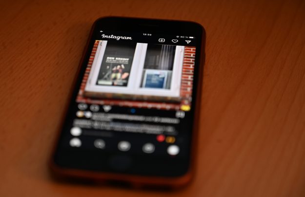 Ein Smartphone mit Instagram Ein Smartphone liegt auf dem Tisch. Die App Instagram ist geöffnet.