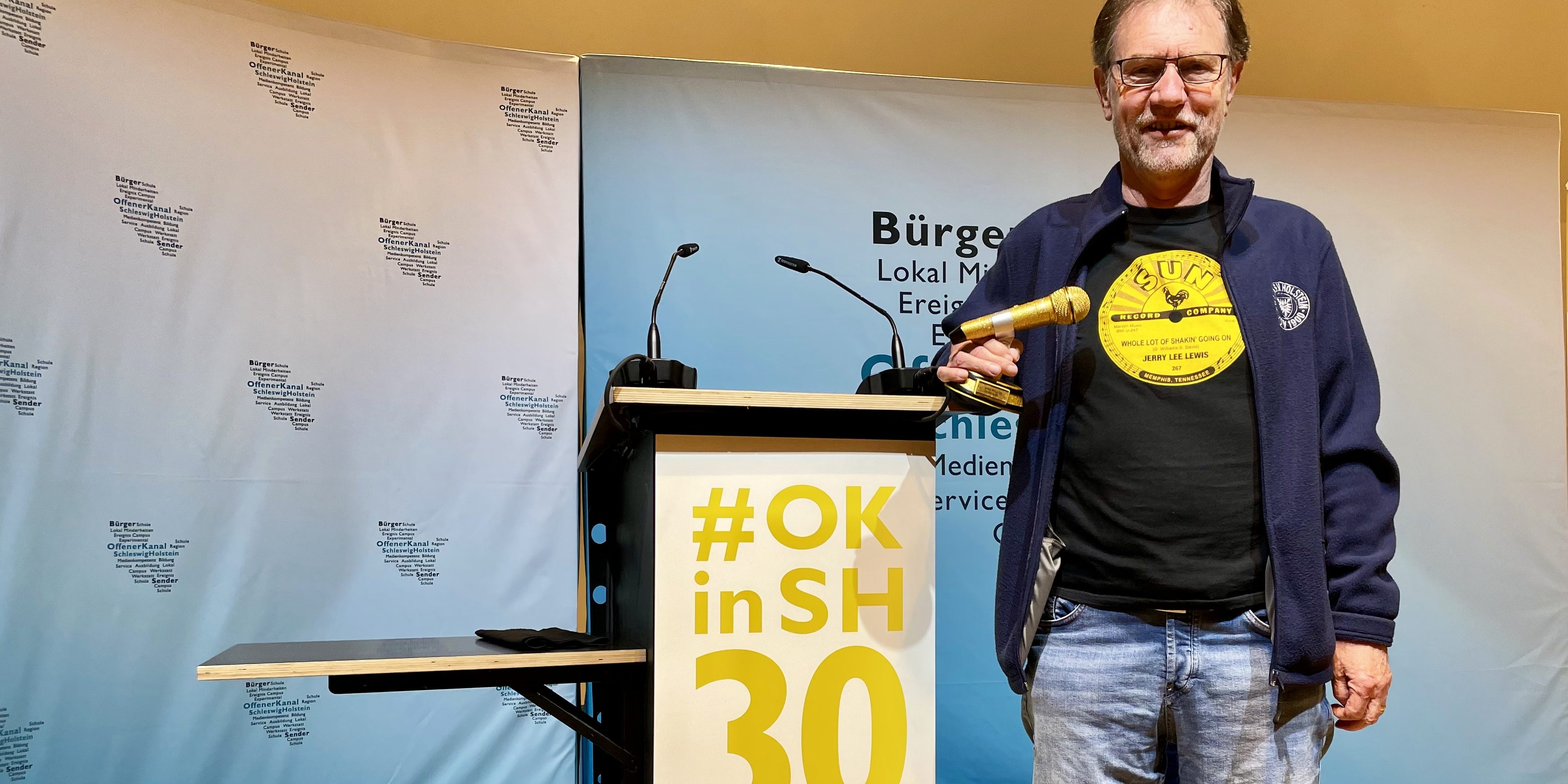 Gerd Muesfeldt wurde beim 30 jährigen OKSH Geburtstag das Goldene Mikrofon für seine Sendung "Teen Beat - damals" erhalten.