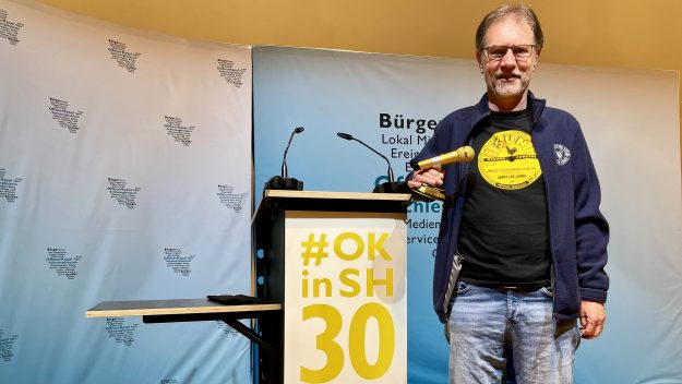 Gerd Muesfeldt mit dem Goldenen Mikrofon 2022 Gerd Muesfeldt wurde beim 30 jährigen OKSH Geburtstag das Goldene Mikrofon für seine Sendung "Teen Beat - damals" erhalten.
