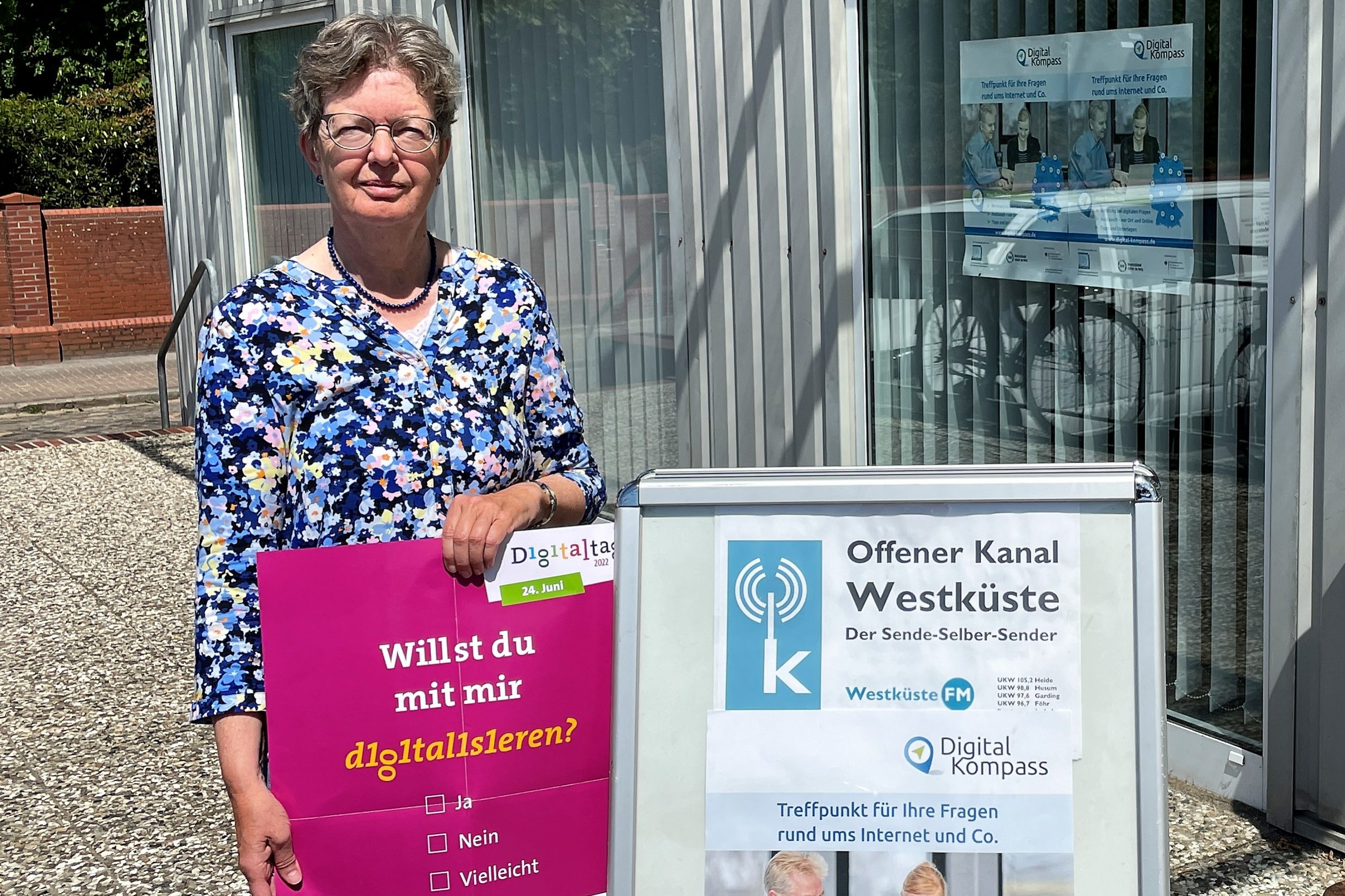 Internetlotsin Elke Vollsen informiert über Online-Angebote beim Digitaltag