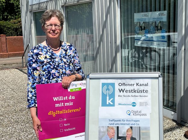 Internetlotsin Elke Vollsen informiert über Online-Angebote beim Digitaltag