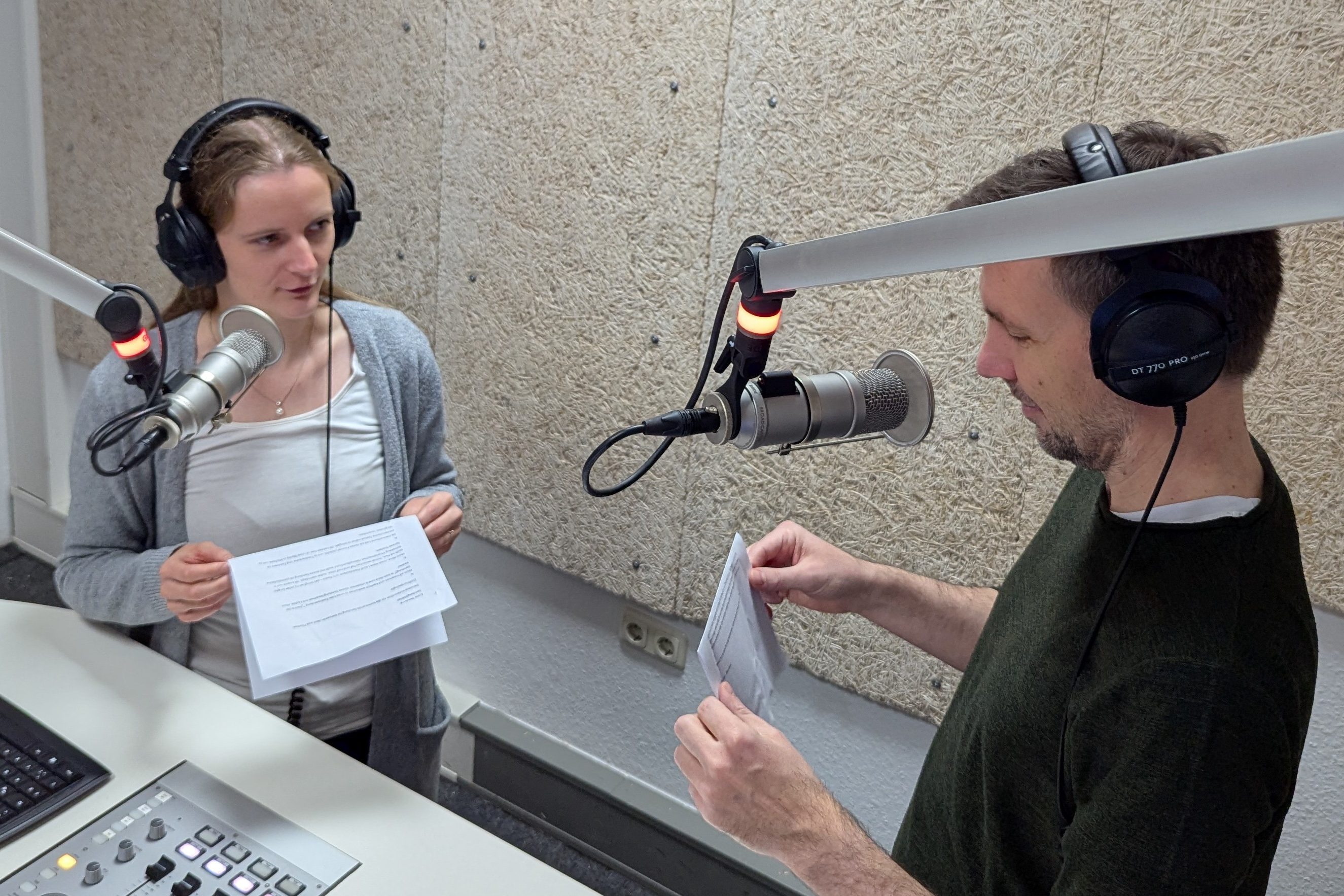 Moderatoren im Studio