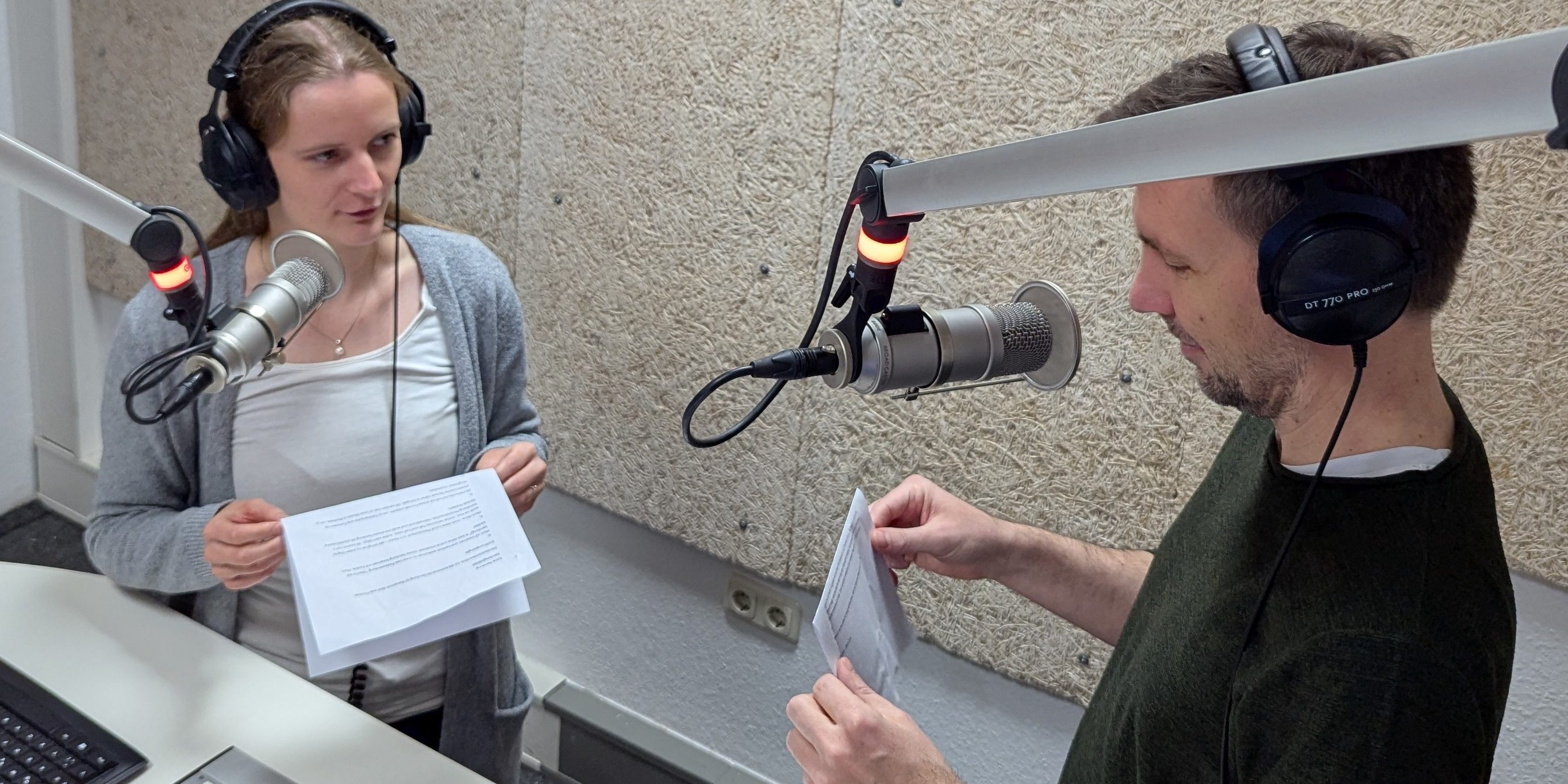 Moderatoren im Studio