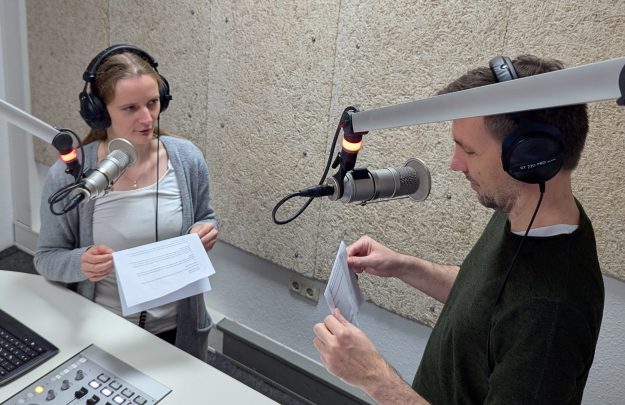 Alina-Dwenger-und-Karsten-Tolle Moderatoren im Studio