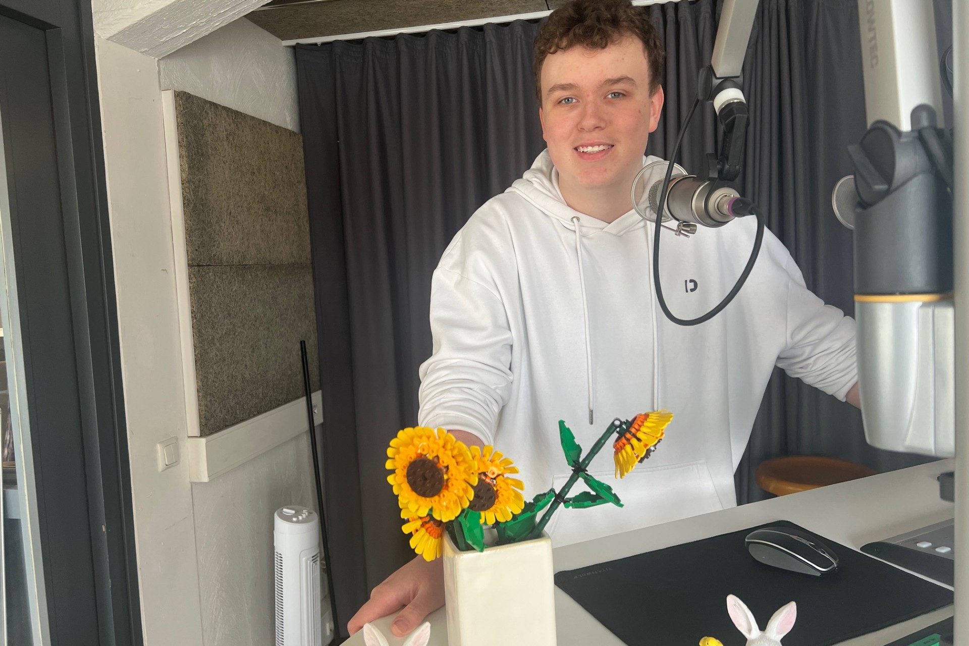 ein Moderator im Studio