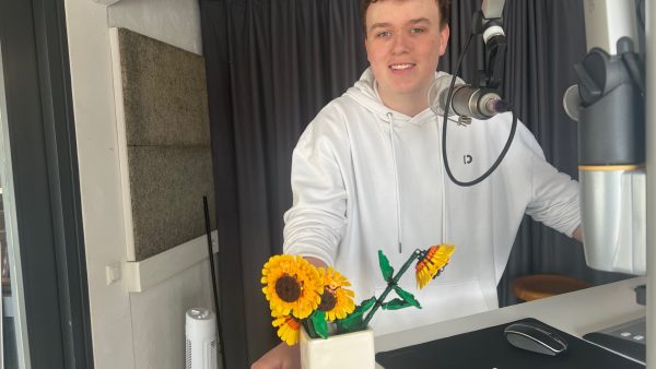 ein Moderator im Studio