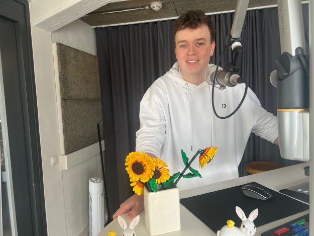 ein Moderator im Studio