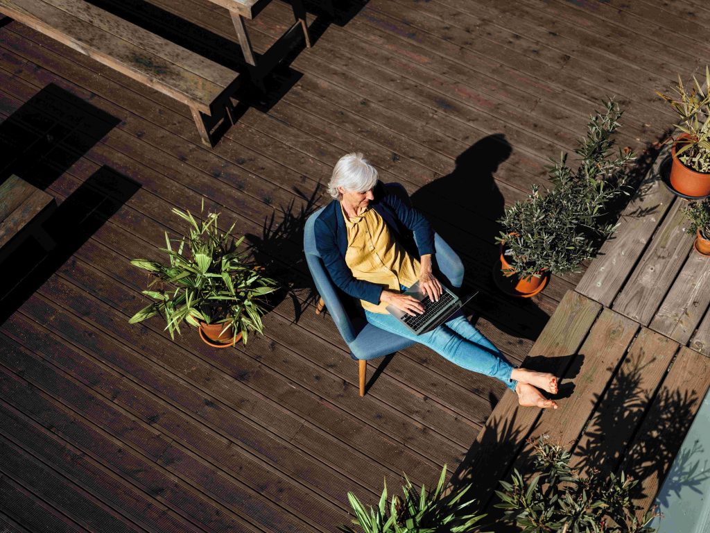 Frau_Dachterrasse_Laptop