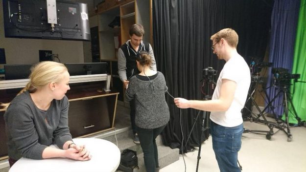 Studierende der Pädagogik an der CAU im Studio des OKK