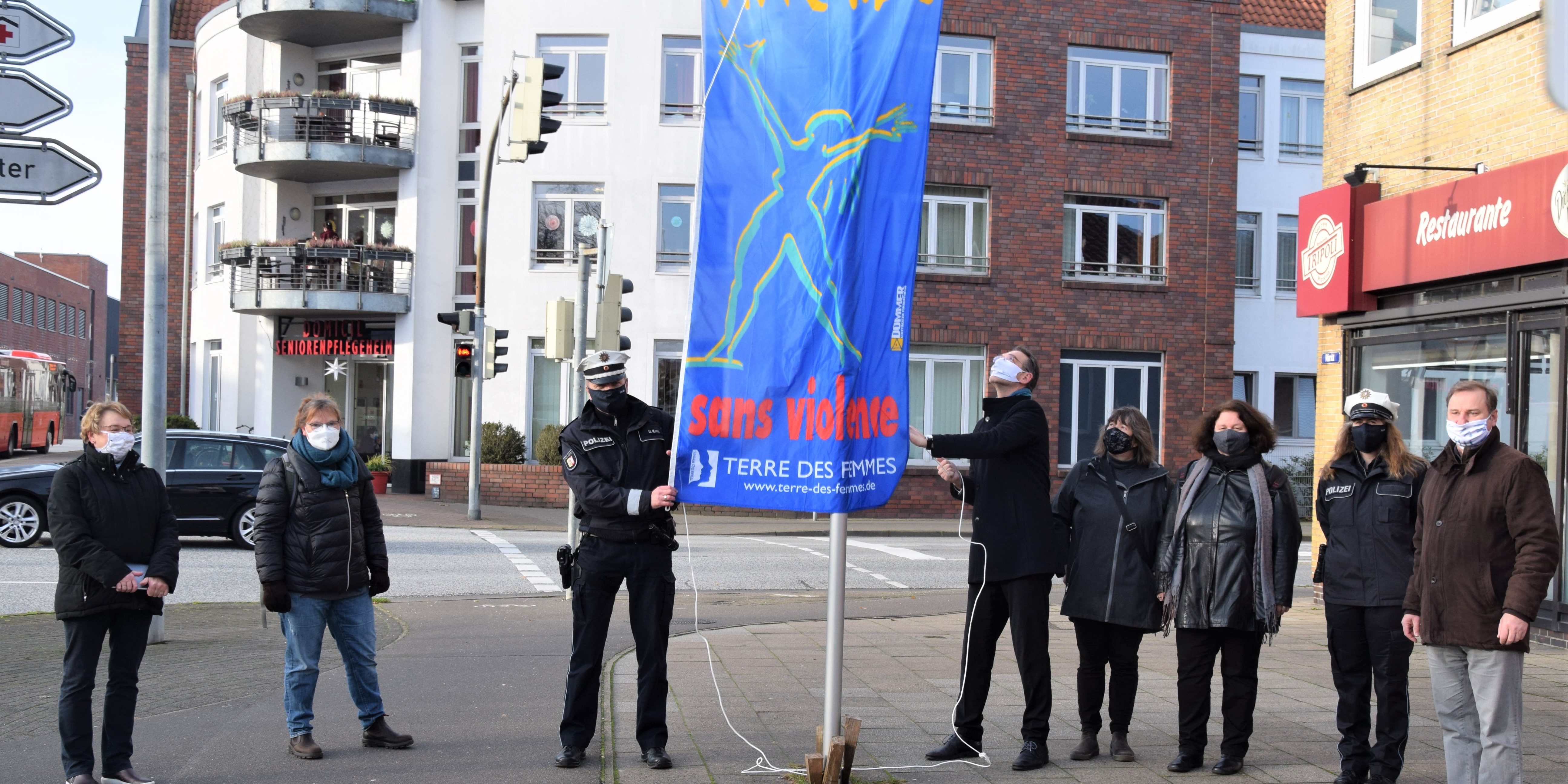 2020-11-25_Fahnen hissen_Stadt Heide_Petersen_Hansen_Kropp_Schmidt-Gutzat_Neubauer_Hippler_Schulz_Nielsen