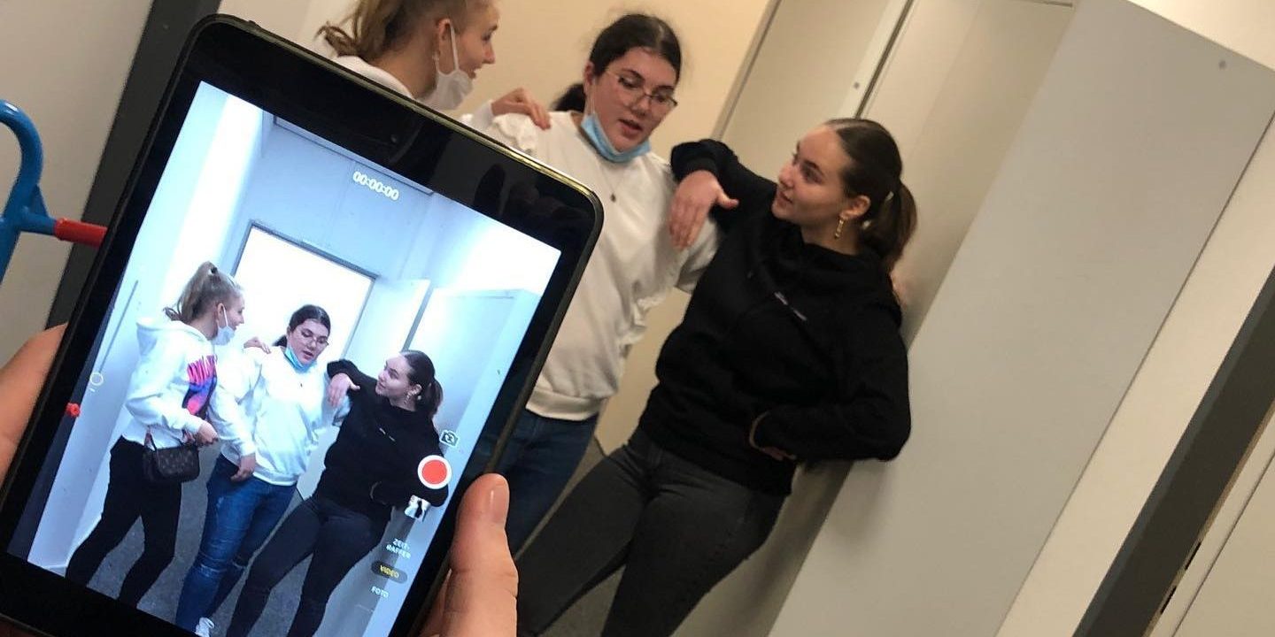 Schülerinnen und Schüler des BeKoSch-Kurs der WLS lernen, wie Social Media Palttformen kreativ für das Schaustellergewerbe genutzt werden können und auf welche Risiken sie achten müssen.