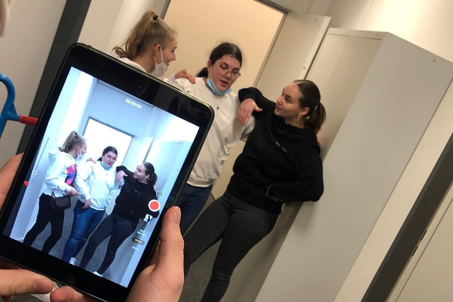 Schülerinnen und Schüler des BeKoSch-Kurs der WLS lernen, wie Social Media Palttformen kreativ für das Schaustellergewerbe genutzt werden können und auf welche Risiken sie achten müssen.