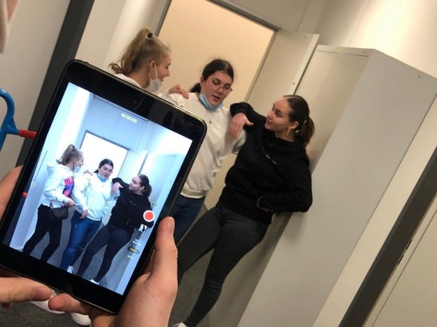 Schülerinnen und Schüler des BeKoSch-Kurs der WLS lernen, wie Social Media Palttformen kreativ für das Schaustellergewerbe genutzt werden können und auf welche Risiken sie achten müssen.