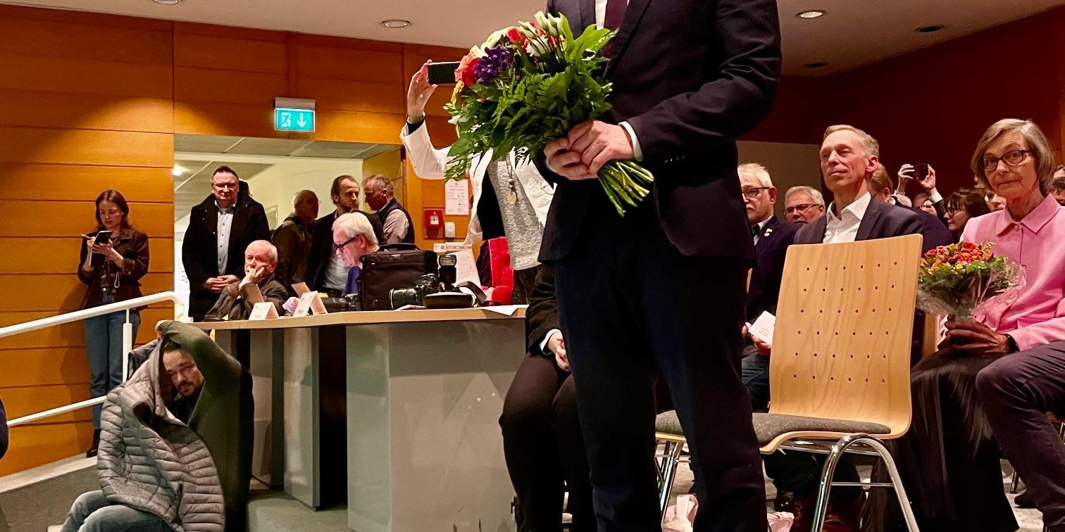 Thorben Schütt ist neuer Landrat in Dithmarschen Thorben Schütt steht nach seiner Wahl mit einem Blumenstrauß im Kreishaus Heide